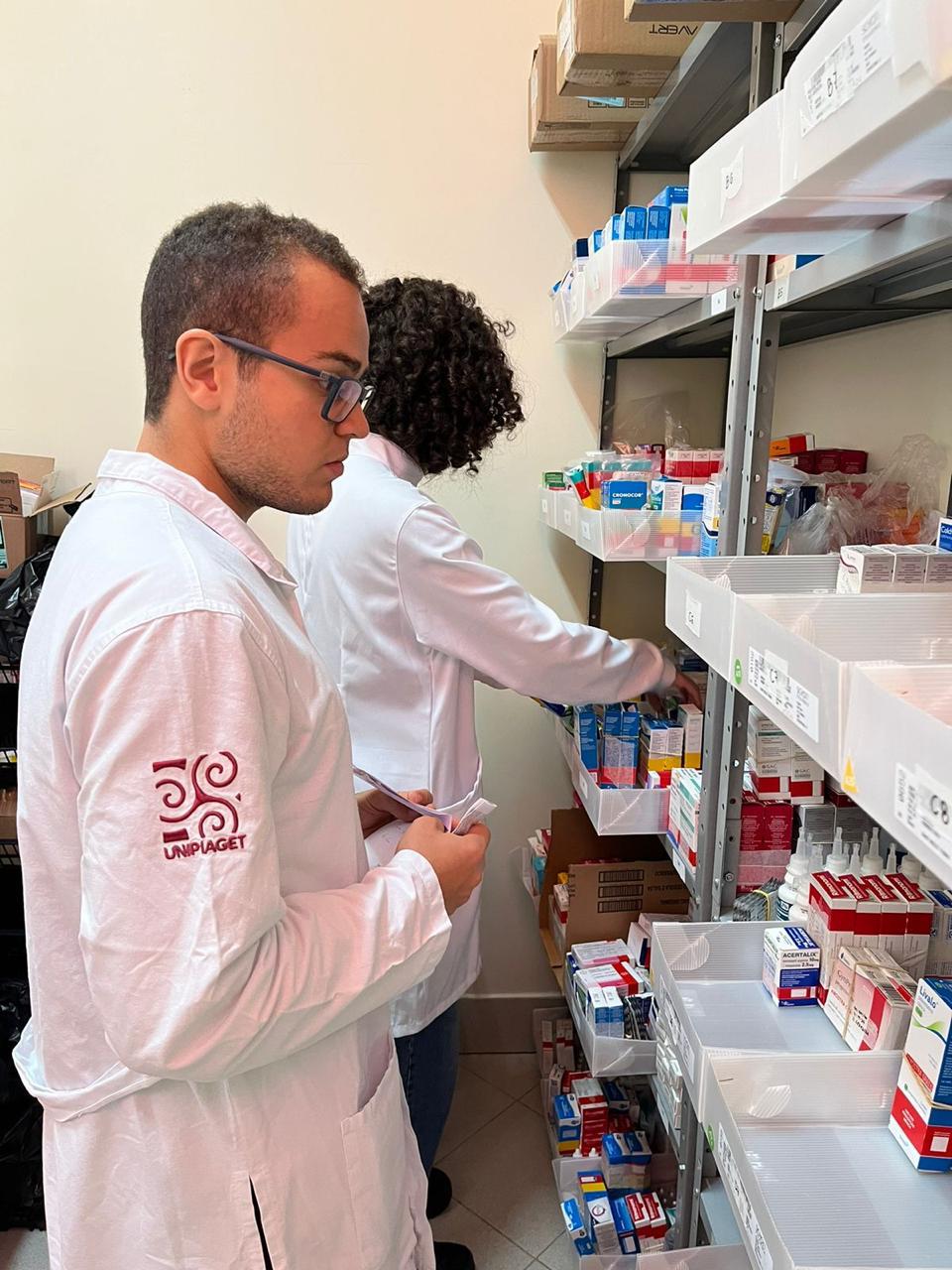 Alunos do Unipiaget na Farmácia Universitária Solidária