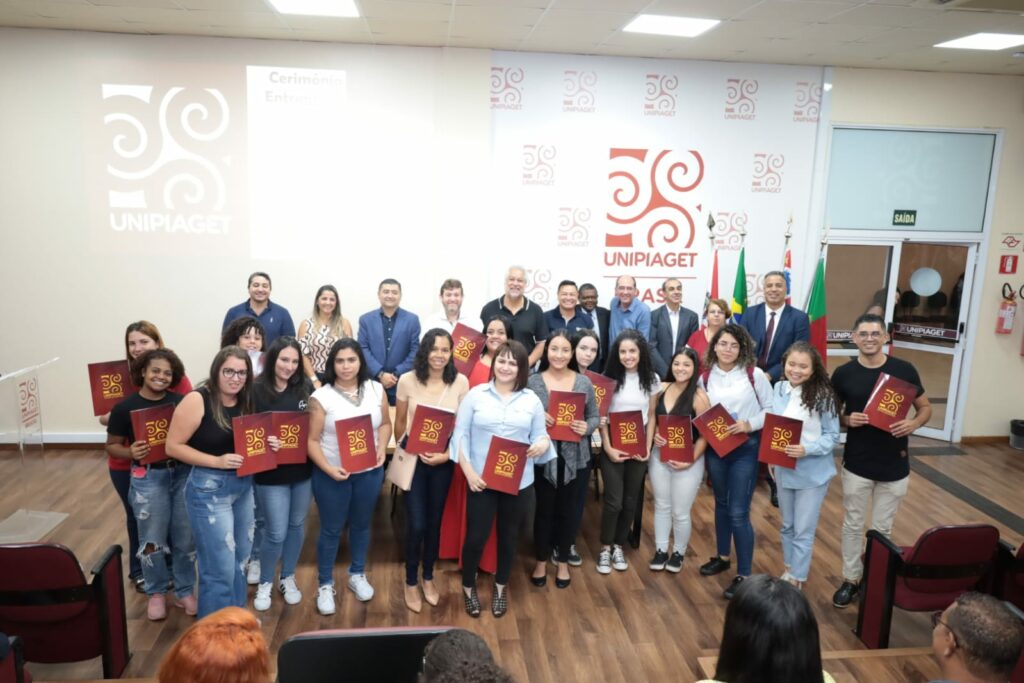 O Unipiaget realizou na noite desta quinta-feira (23) a entrega de 17 bolsas de estudos integrais, uma contrapartida para a população suzanense acordada com o Poder Público Municipal quando a instituição se instalou na cidade há 10 anos. A cerimônia foi no auditório da instituição e contou com a presença do prefeito Rodrigo Ashiuchi, do secretário de Educação Leandro Bassini, além de secretários de diversas pastas, vereadores e autoridades de Suzano. A partir de agora, serão 70 estudantes com bolsas integrais de estudos até o final do curso num universo de 2000 mil alunos.