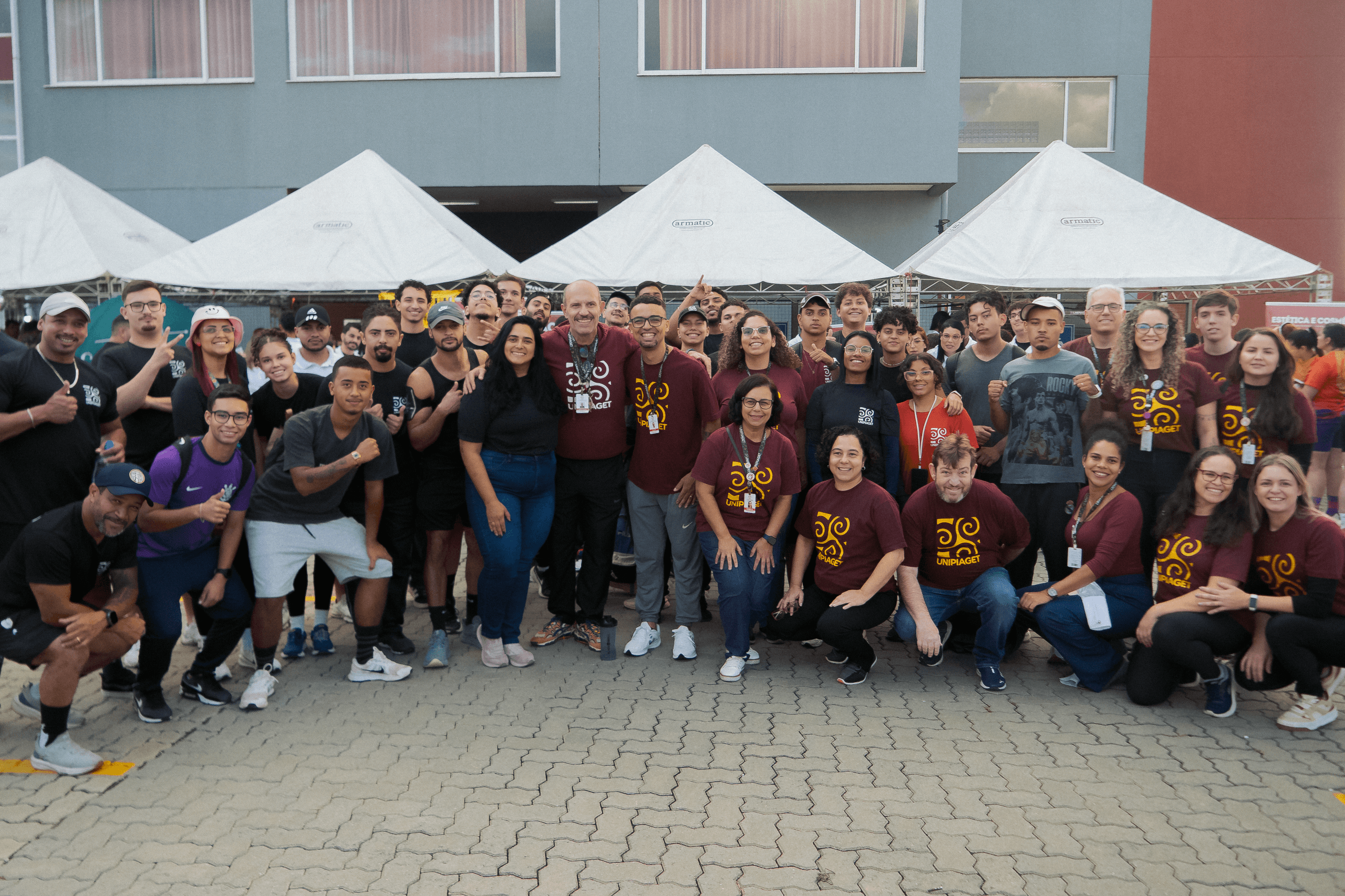 Com atuação de diferentes cursos, estudantes colocaram em prática conhecimentos de sala de aula em ações de saúde, suporte técnico, alimentação, recuperação física e qualidade de vida durante o evento